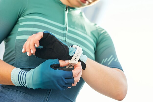 Photo gros plan sur une femme portant des gants de vélo