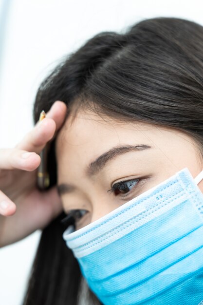 Gros plan femme portant un masque médical