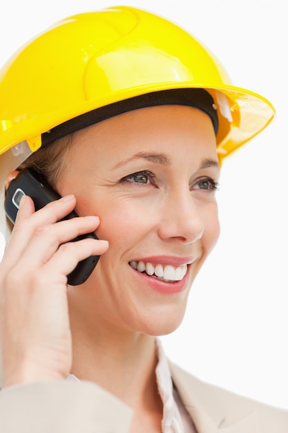 Gros plan, femme, porter, casque sécurité, téléphone