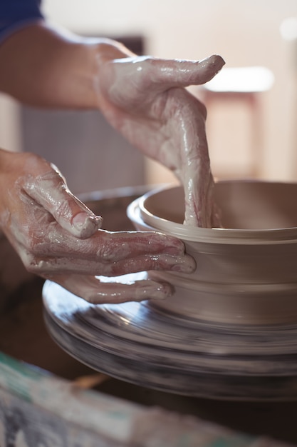 Gros plan, femme, potter, confection, pot