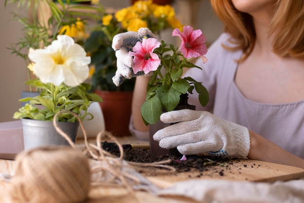 Photo gros plan femme prenant soin de la plante