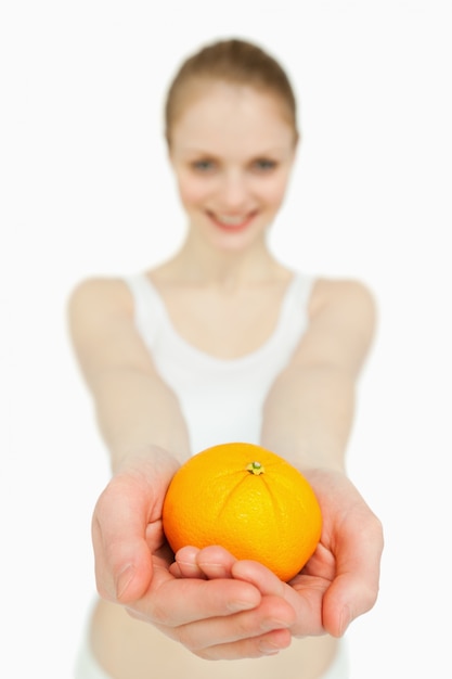 Gros plan d&#39;une femme présentant une mandarine