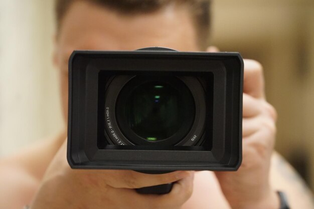 Photo un gros plan d'une femme qui photographie avec une caméra