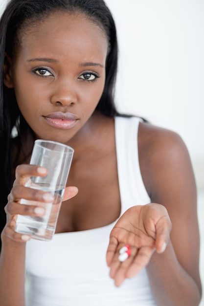 Photo gros plan d'une femme qui prend des pilules