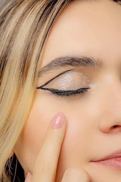 Gros plan d'une femme de race blanche avec un eye-liner noir