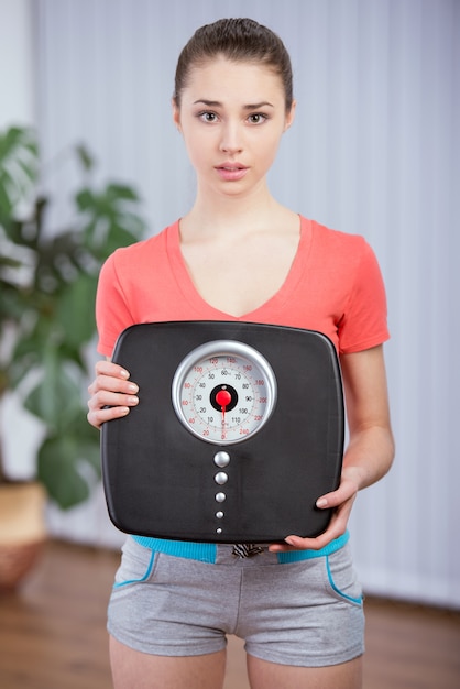 Gros Plan D'une Femme De Remise En Forme Avec Des écailles.