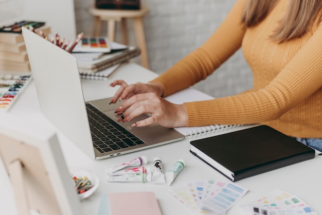 Gros plan, femme, saisie clavier