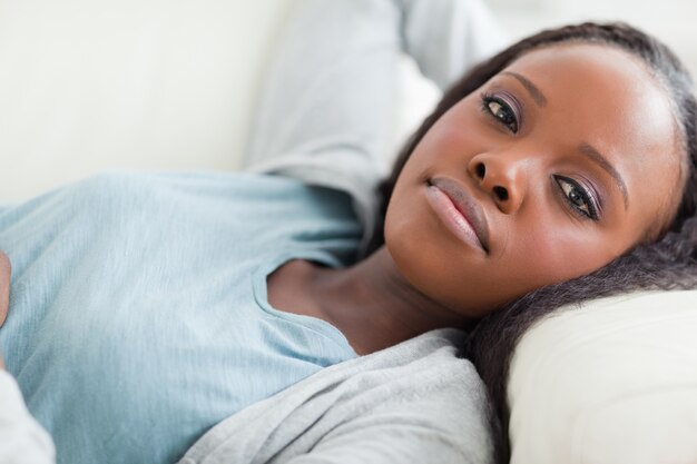 Gros plan d&#39;une femme se reposer sur le canapé