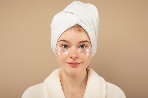 Photo gros plan femme avec des soins de beauté