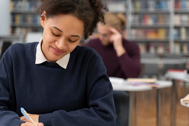 Gros plan femme souriante dans la bibliothèque