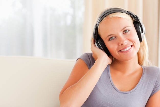 Gros plan d&#39;une femme souriante, écoutant de la musique