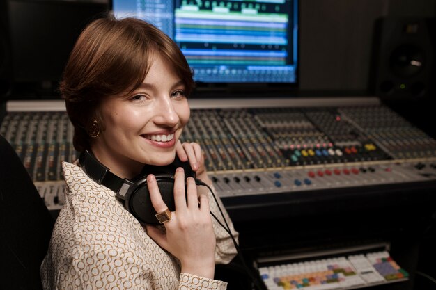 Gros plan femme souriante en studio