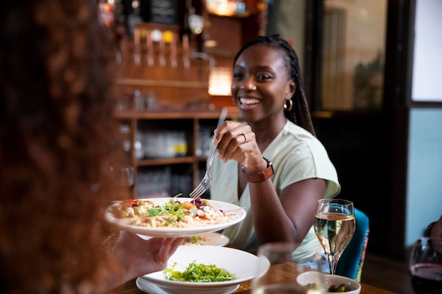 Photo gros plan femme souriante à table