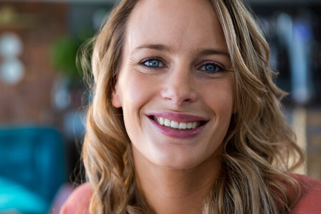 Gros plan, femme, Sourire, cafétéria