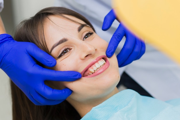 Gros plan, femme, sourire, dentiste