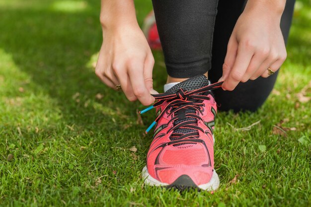 Gros plan d&#39;une femme sportive attachant ses lacets