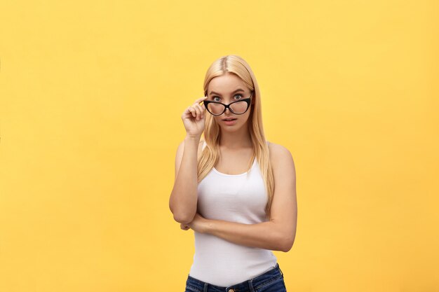 Gros plan femme surprise dans les lunettes de soleil beauté et mode.