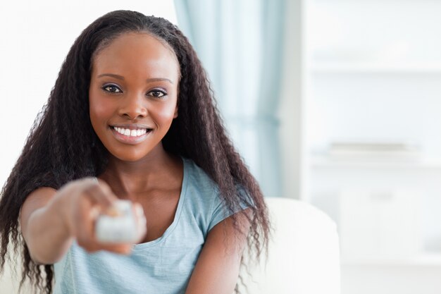 Gros plan d&#39;une femme avec télécommande