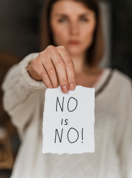 Photo gros plan d'une femme tenant un message de sensibilisation