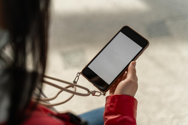 Gros plan de la femme tenant un passeport santé à l'hôtesse de l'air au téléphone. Preuve de vaccination électronique à la porte d'embarquement. Comptoir d'enregistrement à l'aéroport et preuve de contrôle de vaccination covid-19