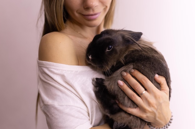 Gros plan, femme, tenue, mignon, lapin moelleux, animal, et, animal familier, concept