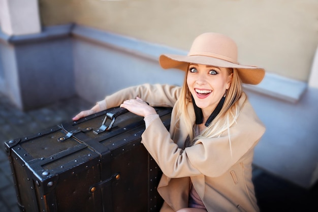 Gros plan d'une femme touristique joyeuse et joyeuse dans des vêtements décontractés et un chapeau Voyage passager à l'étranger reste pour le week-end Concept de voyage en avion