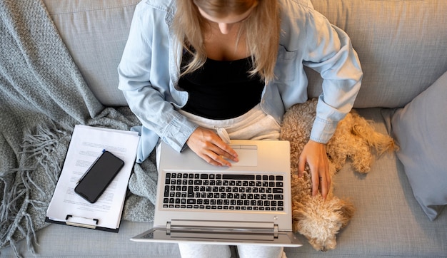 Photo gros plan femme travaillant avec un animal mignon