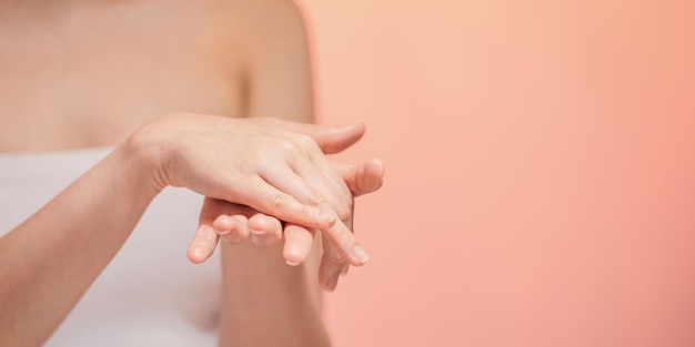 Gros plan d'une femme utilisant une crème protectrice sur les mains