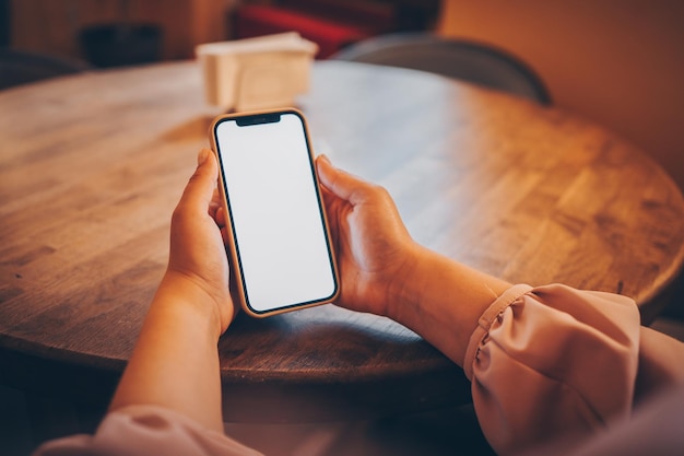 Gros plan sur une femme utilisant un téléphone portable envoyant des massages au café