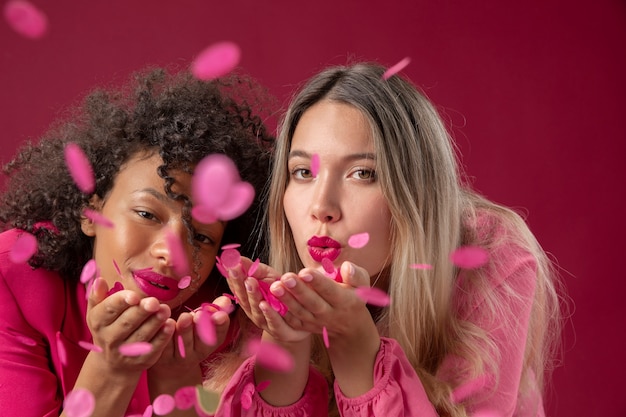 Photo gros plan des femmes avec des confettis