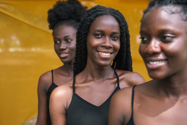 Photo gros plan des femmes heureuses à l'extérieur