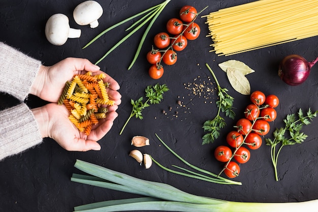 Gros plan, de, femmes, mains, choisir, aliments, légumes, pâtes, épices