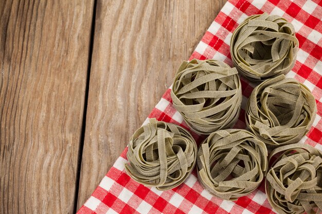 Gros plan, de, fettuccine, pâtes, sur, nappe