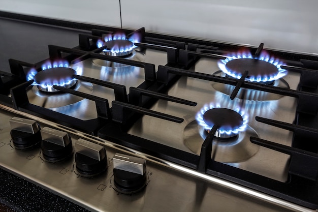 Gros plan d'un feu provenant d'une cuisinière à gaz.