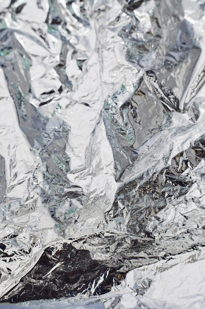 Gros plan d'une feuille d'aluminium révélant sa surface réfléchissante et sa texture argentée idéale pour les projets élégants