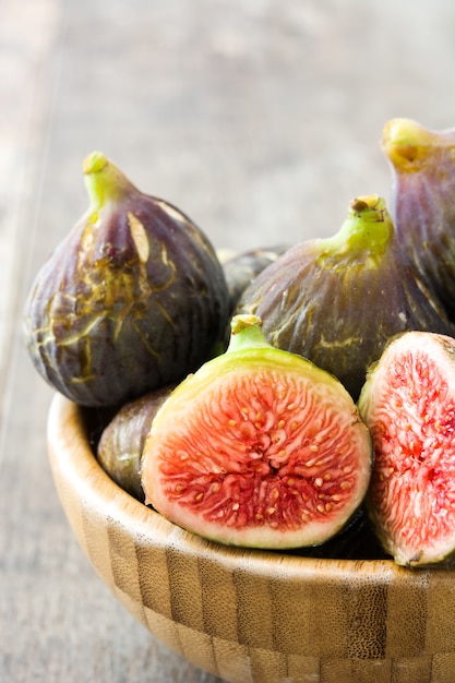 Photo gros plan sur les figues fraîches dans un arc