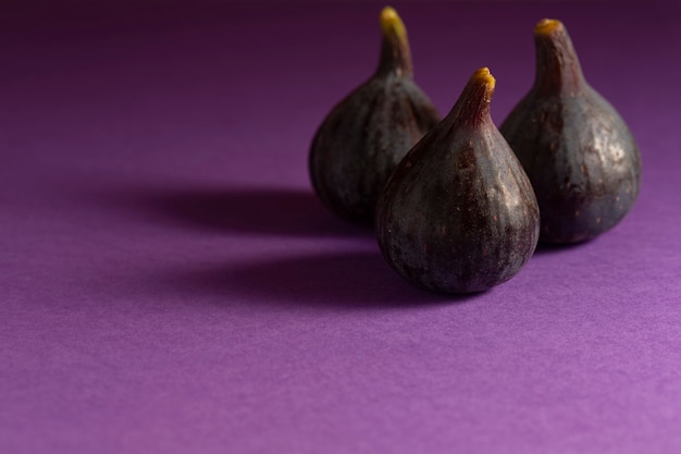 Gros plan de figues sur violet