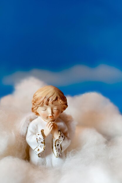 Photo un gros plan d'une figurine d'ange au milieu du coton