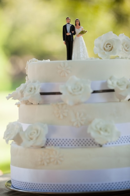 Gros plan, de, figurine, couple, sur, gâteau mariage