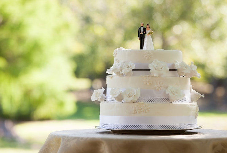 Photo gros plan, de, figurine, couple, sur, gâteau mariage