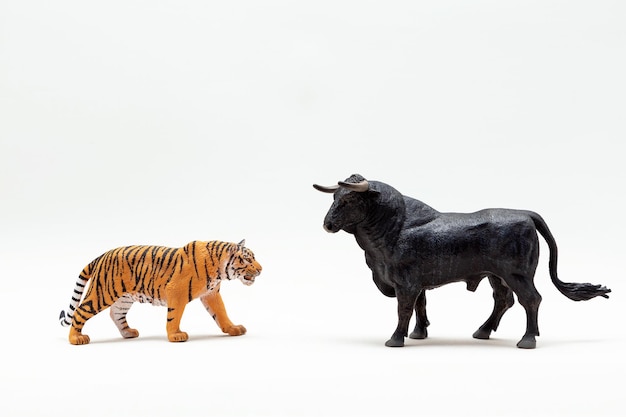 Gros plan de figurines de tigre et de taureau