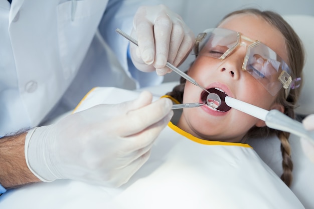 Gros plan d'une fille ayant ses dents examinées