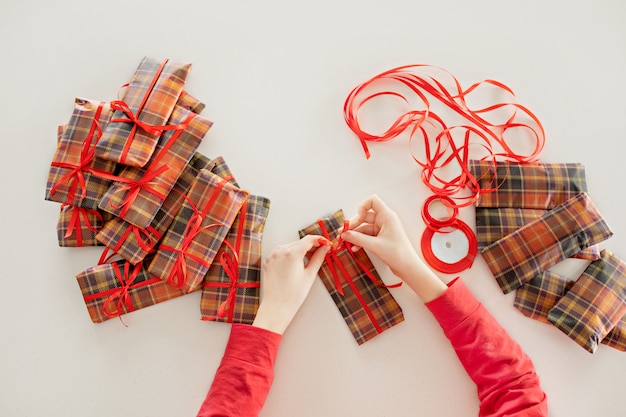 Photo gros plan d'une fille emballant des cadeaux