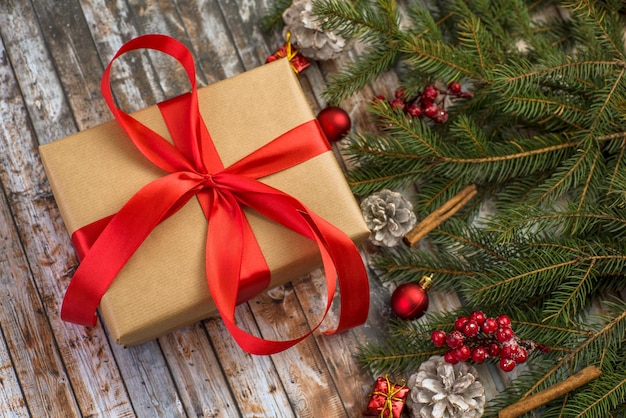 Gros plan d'une fille emballe une boîte-cadeau sur un fond de Noël Joyeux Noël