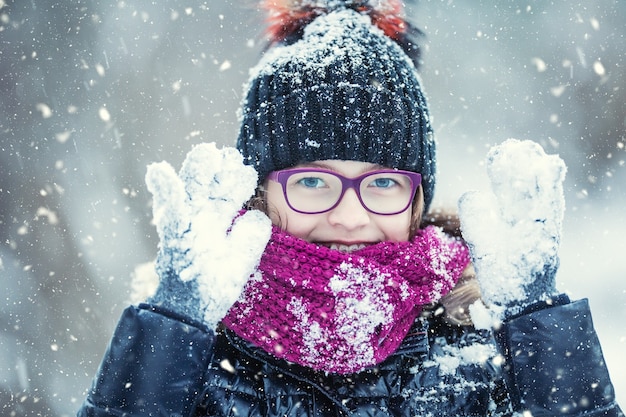 Gros plan sur fille heureuse dans le parc d'hiver glacial