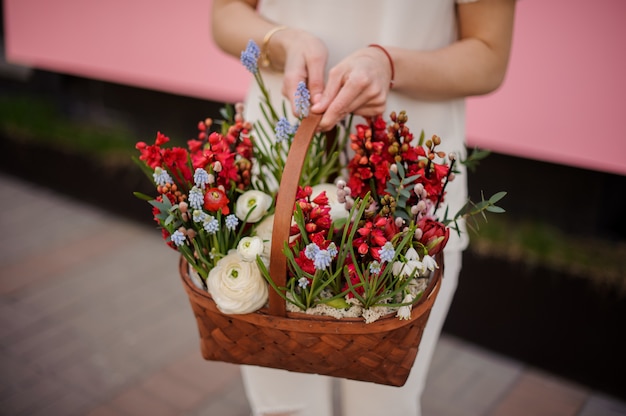 Gros plan, fille, panier, fleurs rouges, bleues