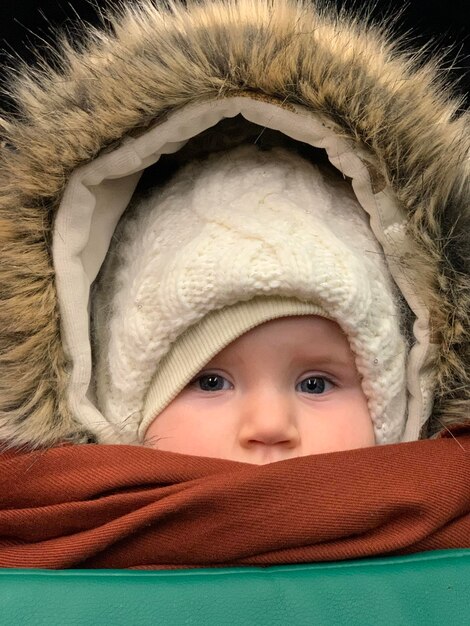 Photo un gros plan d'une fille portant une veste de fourrure