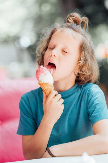 Un gros plan d'une fille qui mange une pomme