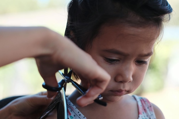 Photo un gros plan d'une fille qui se tient par la main