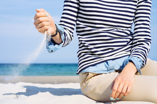 Gros plan, fille, rayé, tee-shirt, plage, éparpillement, sable, vent